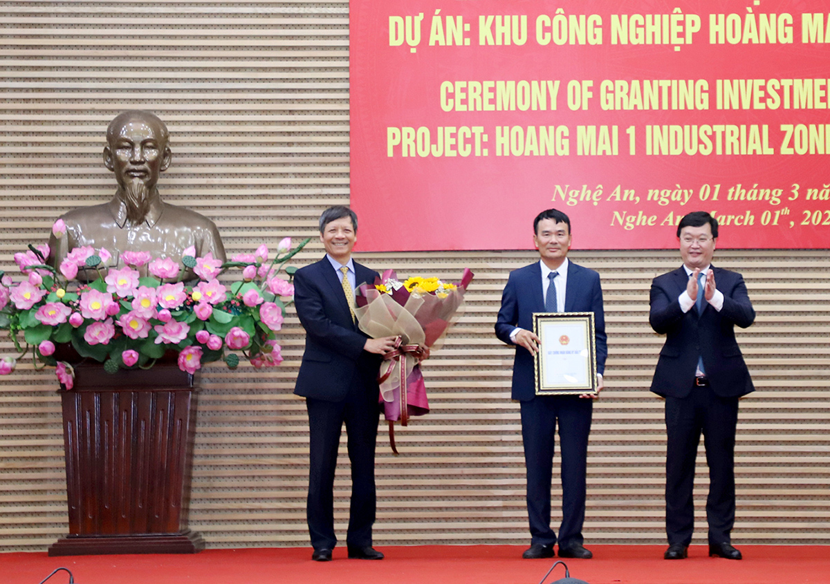 Chủ tịch UBND tỉnh Nguyễn Đức Trung trao Giấy chứng nhận đăng ký đầu tư cho Công ty CP Hoàng Thịnh Đạt. Ảnh: Phạm Bằng