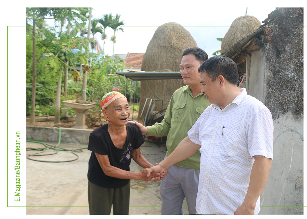 Lãnh đạo xã Nam Anh trò chuyện với bà Nguyễn Thị Tứ - hộ tiên phong hiến đất mở đường ở xóm 2. 