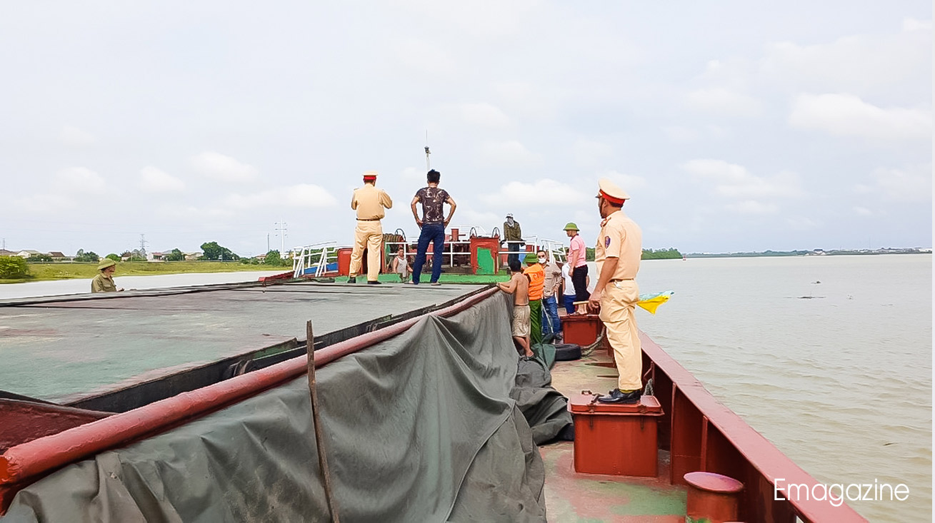 Ngành chức năng kiểm tra tàu cát trên sông Lam đoạn qua huyện Thanh Chương. Ảnh: Văn Trường