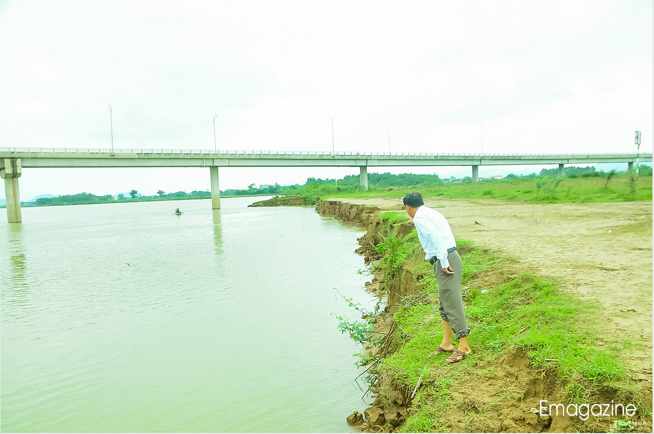 Sạt lở bờ sông Lam dưới chân cầu Yên Xuân, đoạn qua xã Long Xá, huyện Hưng Nguyên. Ảnh: Tiến Đông