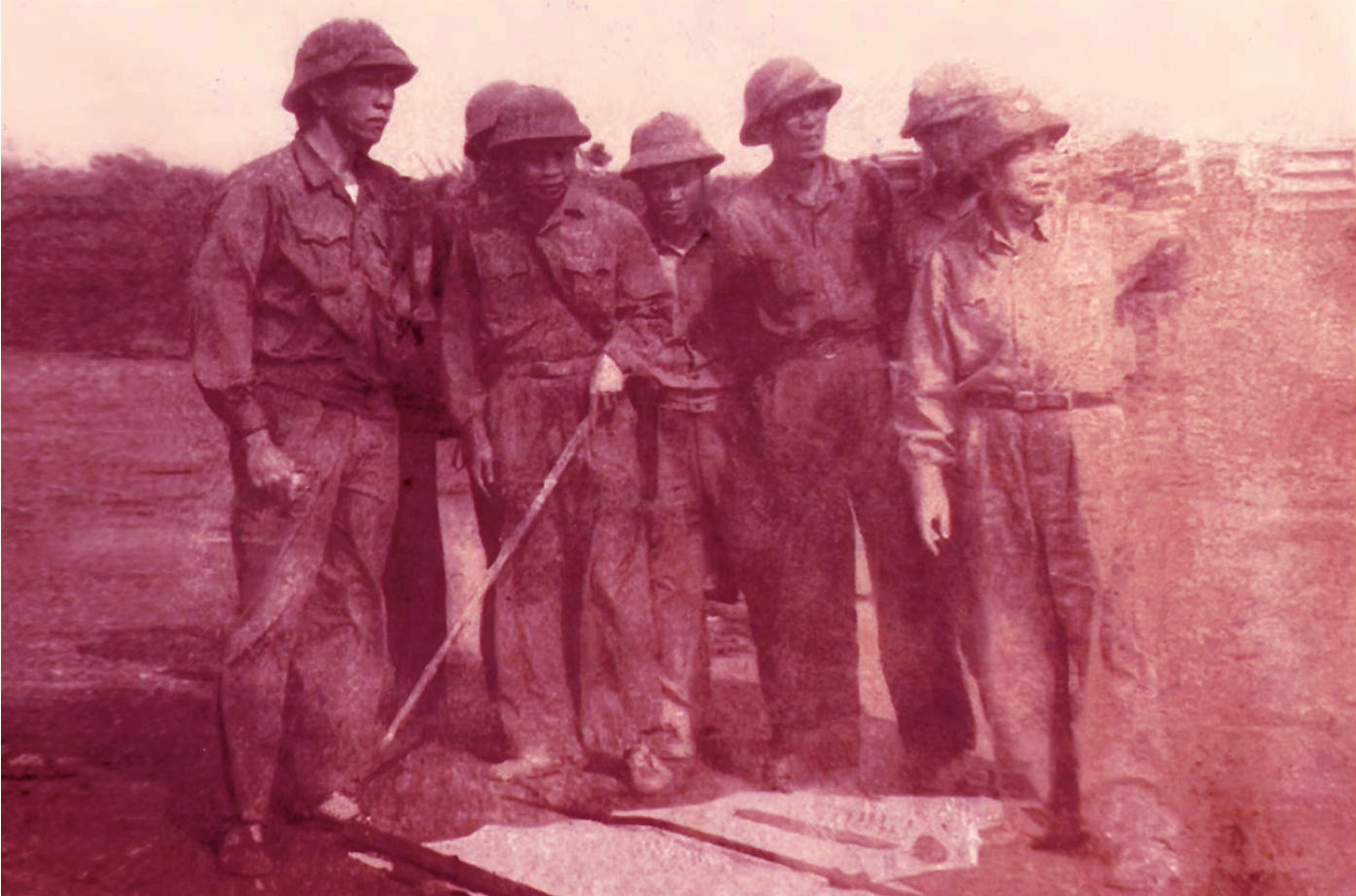 Đại tướng Võ Nguyên Giáp (bên phải ngoài cùng) thị sát chiến trường tại Sân bay Tà Cơn, huyện Hướng Hóa, Quảng Trị - Ảnh: Nguyễn Văn Thực