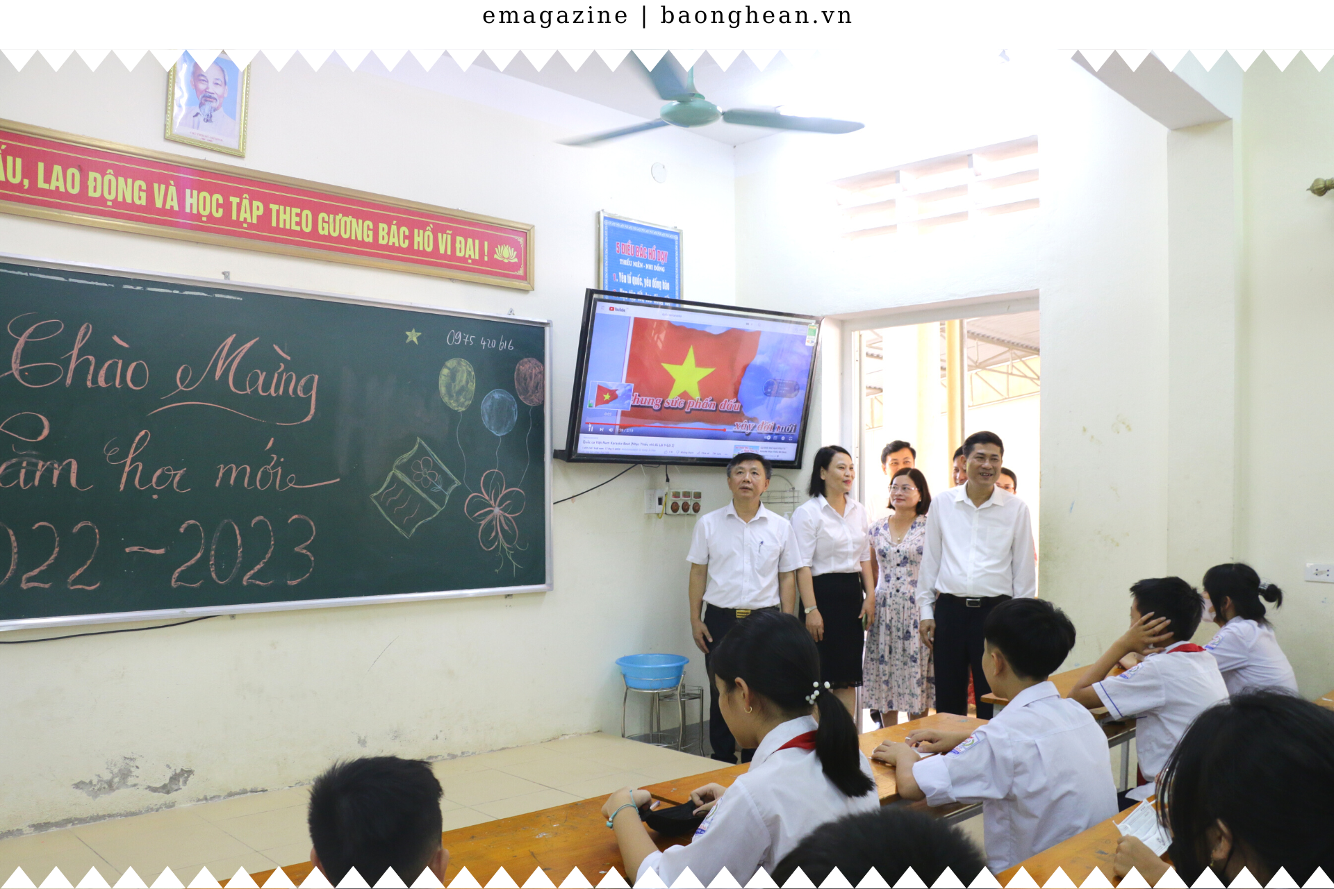 Giám đốc Sở Giáo dục và Đào tạo thăm các học sinh tại Trường THCS Hưng Hòa - thành phố Vinh.