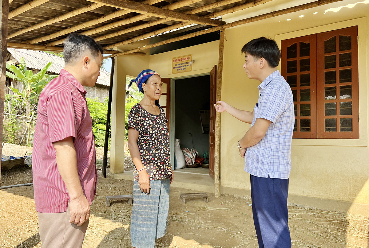 Lãnh đạo Ủy ban MTTQ huyện Con Cuông trao đổi, động viên người dân nỗ lực cải thiện cuộc sống sau khi được hỗ trợ nhà Đại đoàn kết.