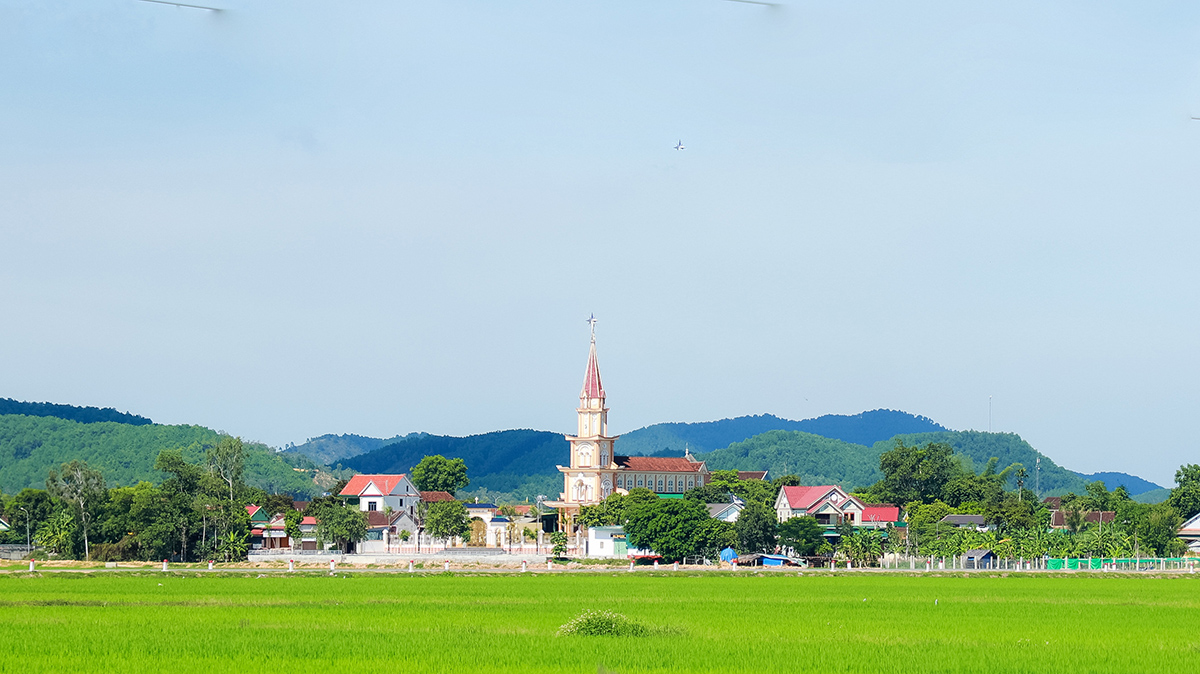Nhà thờ giáo họ Trung Hậu, giáo xứ Sơn La uy nghi nhìn ra cánh đồng tại xóm 6, xã Tân Sơn (Đô Lương).