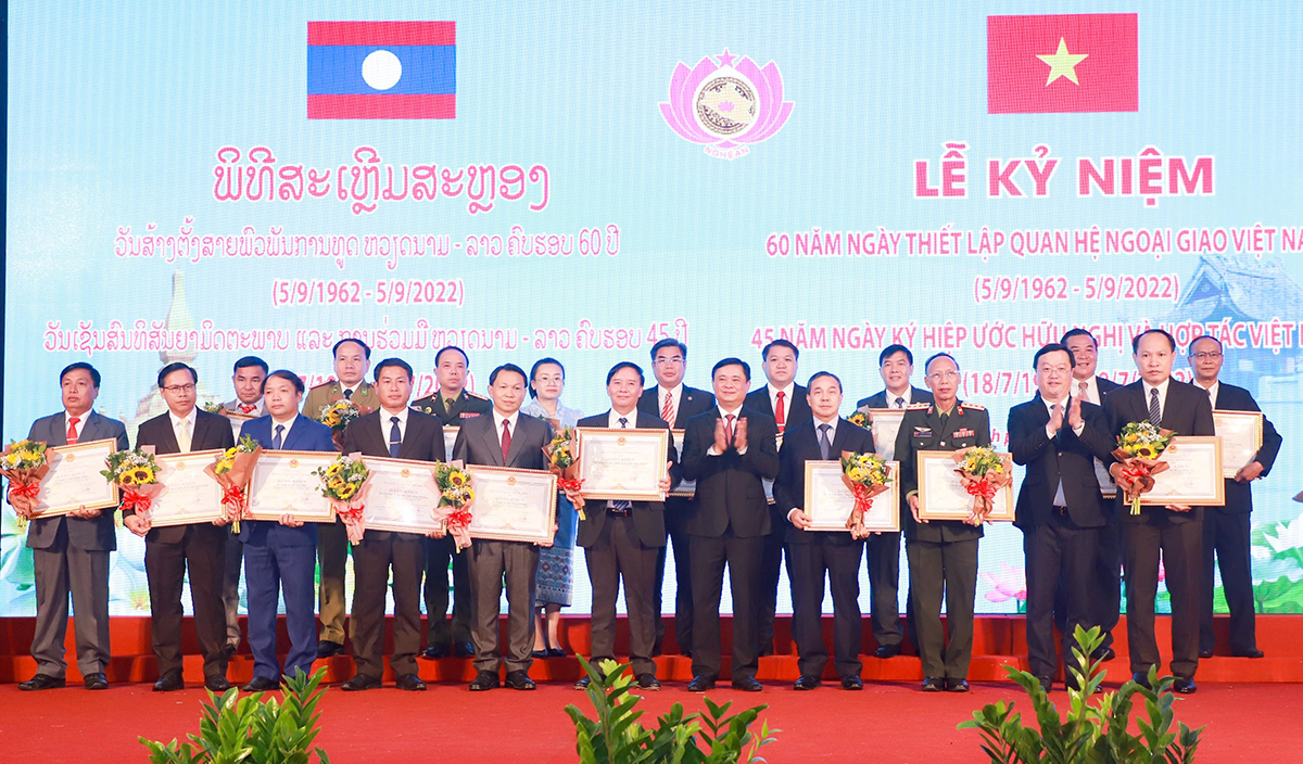 Trao bằng khen cho các tổ chức của nước bạn Lào vì có thành tích xuất sắc trong việc thúc đẩy quan hệ hợp tác giữa tỉnh Nghệ An và các tỉnh Lào giai đoạn 2017-2022.