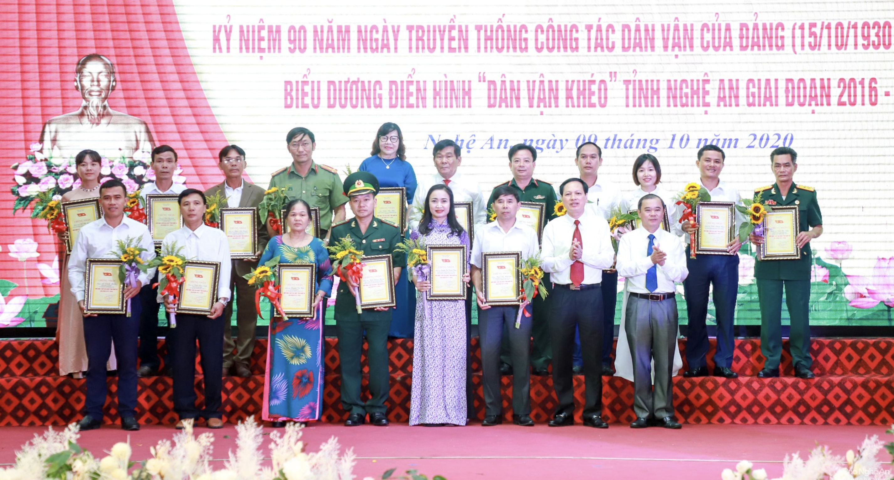 Ông Trần Ngọc Cảnh (hàng trước, thứ hai trái sang) được Tỉnh ủy Nghệ An tuyên dương đã có thành tích xuất sắc trong phong trào thi đua “Dân vận khéo” tỉnh Nghệ An giai đoạn 2016 - 2020.