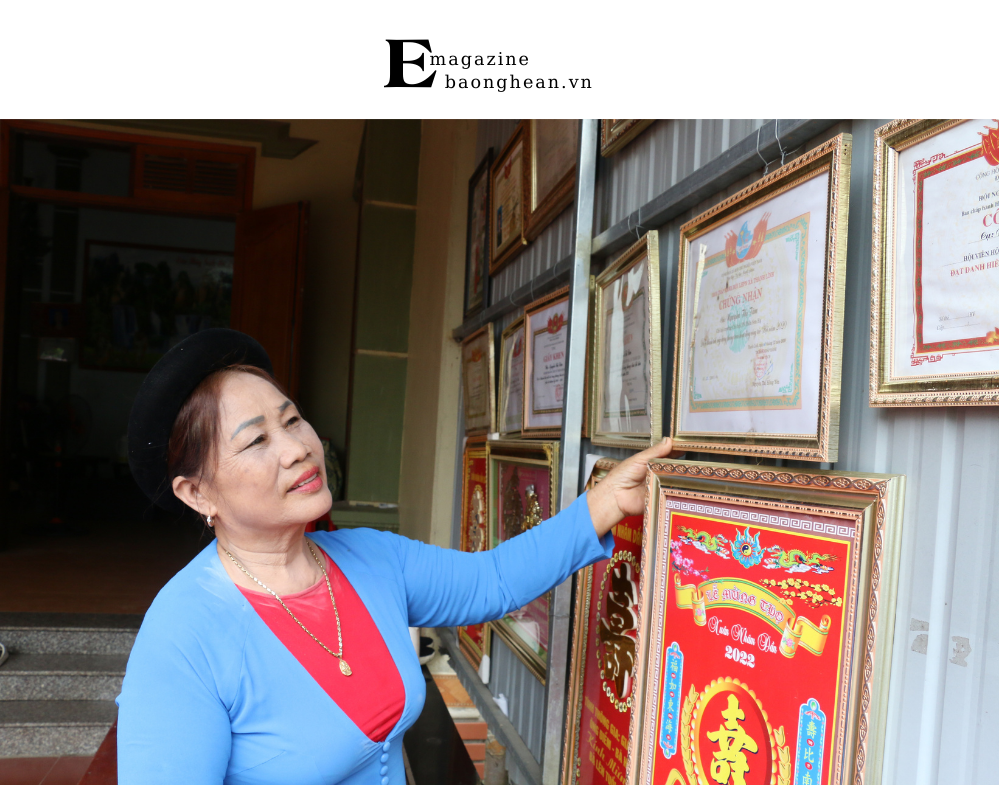 NNƯT Nguyễn Thị Tâm bên những giải thưởng mà bà đã đạt được trong hơn 40 năm gắn bó với dân ca ví, giặm.