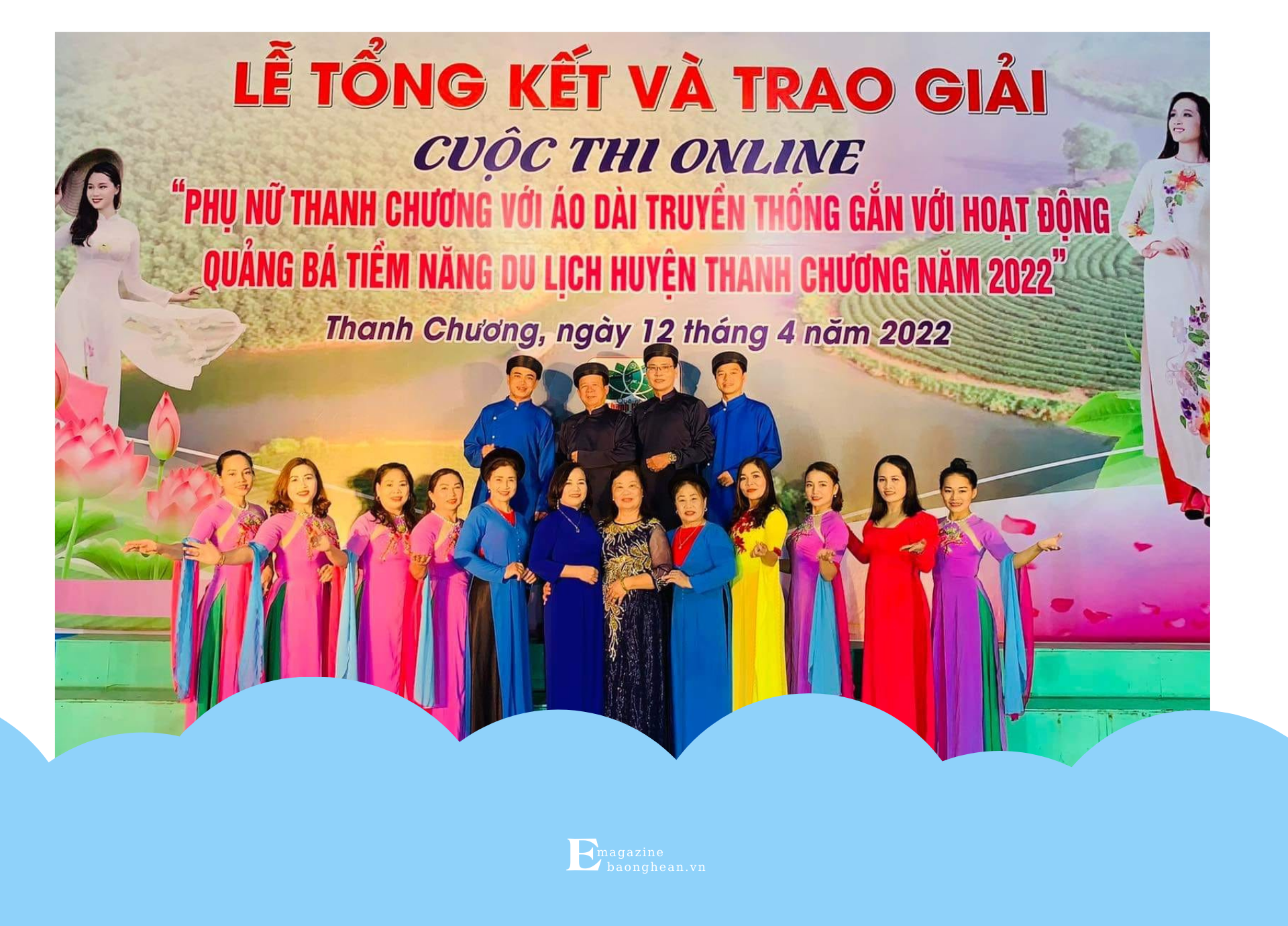 NNƯT Nguyễn Thị Tâm (hàng đầu, thứ 5 từ phải sang) với đội văn nghệ quần chúng tham gia hội diễn ở huyện Thanh Chương.