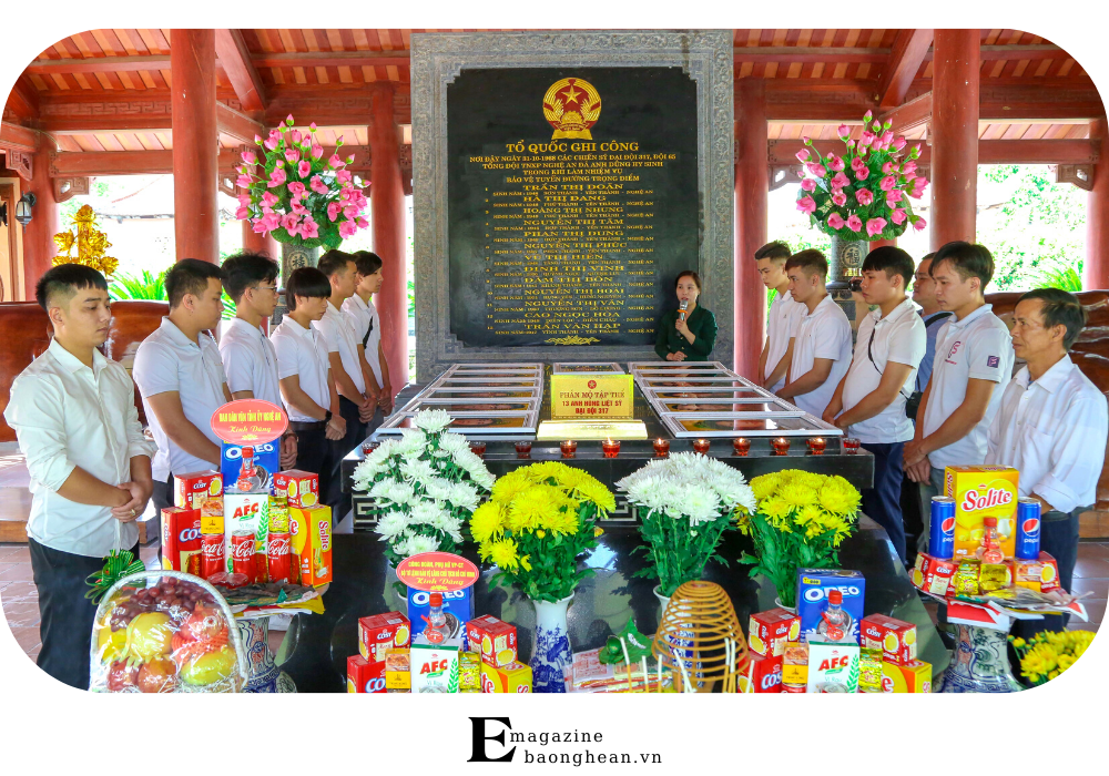 Nhóm “Team Lee” phục chế màu và tặng ảnh chân dung 13 Anh hùng, liệt sĩ Truông Bồn. Ảnh: Đình Tuyên
