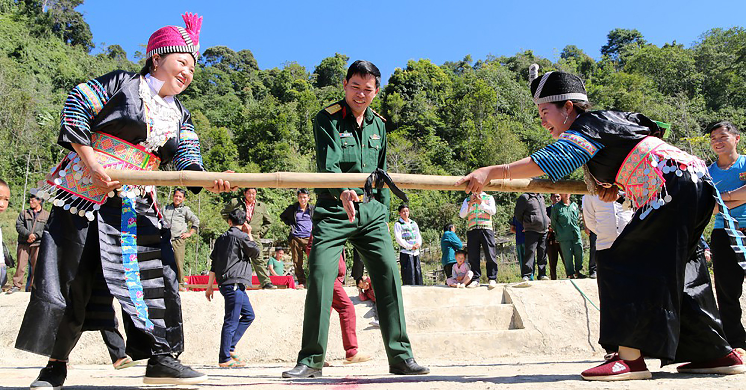 Phụ nữ Mông ở Tương Dương tích cực tham gia các hoạt động thôn bản. Ảnh: Đình Tuân