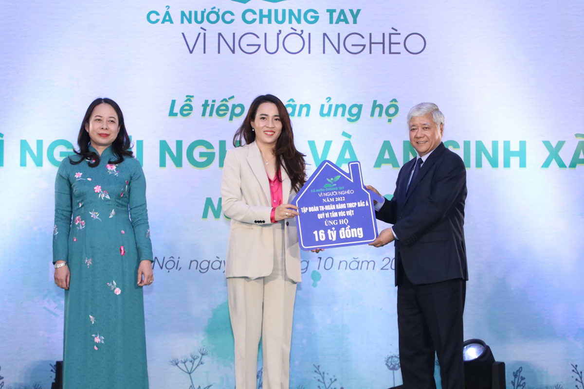 Bà Trần Thị Như Trang - Giám đốc Quỹ Vì tầm vóc Việt, đại diện ba đơn vị trao khoản ủng hộ trị giá 16 tỷ đồng cho chương trình Cả nước chung tay vì người nghèo.