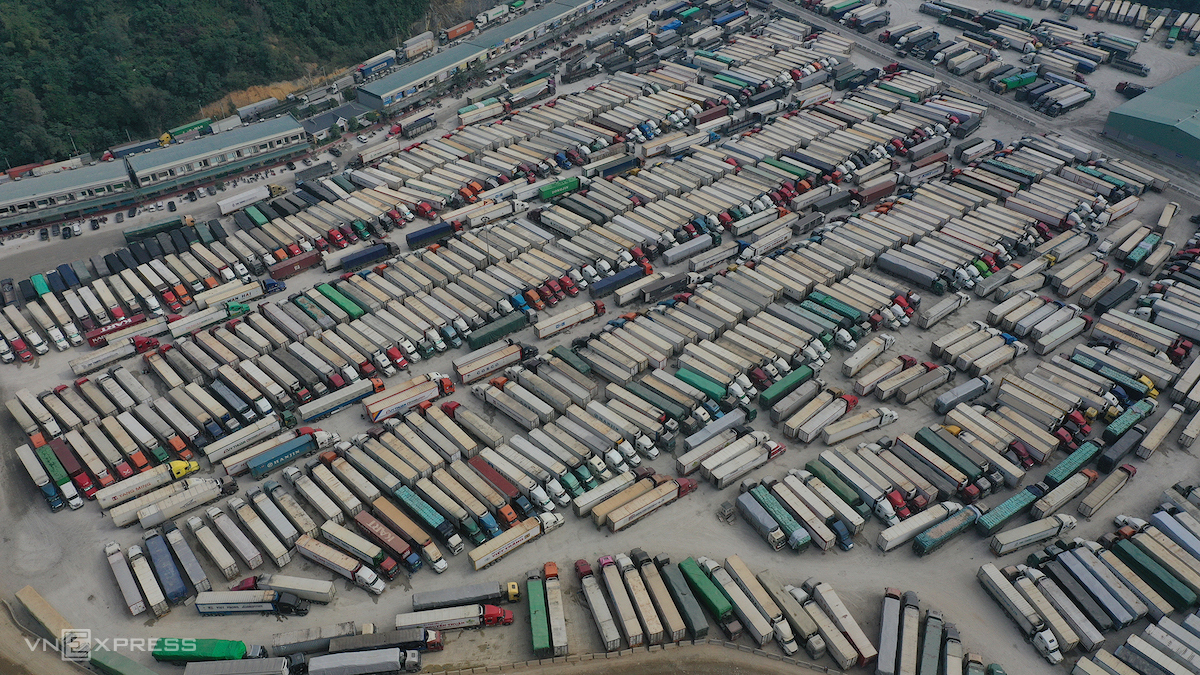 Hàng hóa Việt Nam xuất sang Trung Quốc bị dồn ứ ở cửa khẩu Tân Thanh, tháng 12/2021. Ảnh: Vnexpress