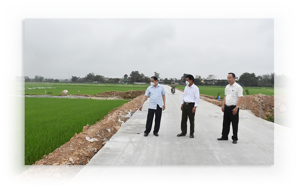 Hoạt động của Ban Giám sát đầu tư cộng đồng đóng góp vào quá trình xây dựng nông thôn mới của xã Nam Cát, huyện Nam Đàn. Ảnh: Thanh Lê