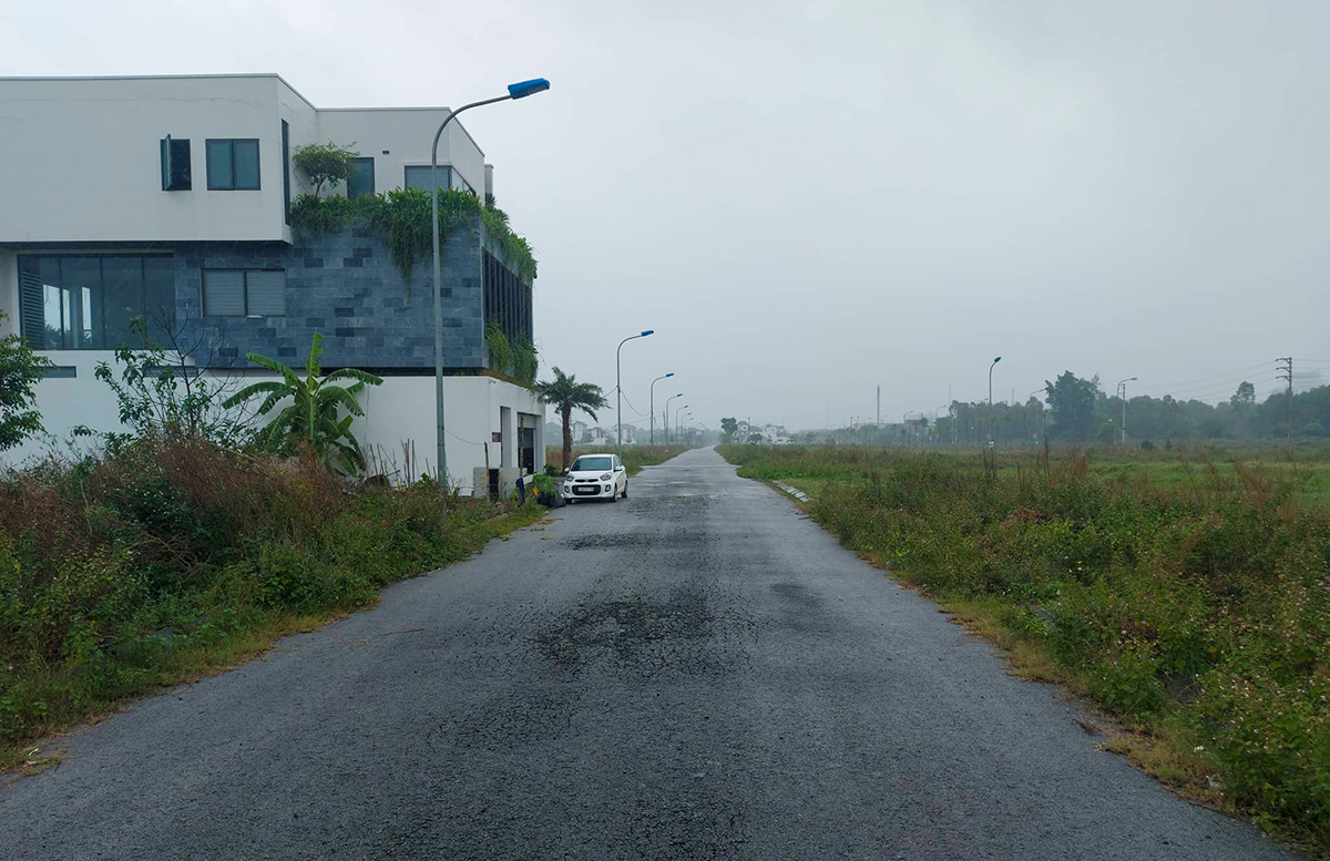 Đường giao thông trong Dự án Khu nhà ở Nguyễn Sinh Cung đã bị xuống cấp.