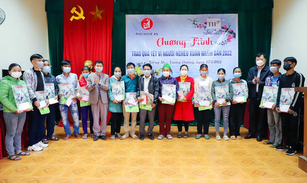 Tập đoàn TH và Báo Nghệ An trao 100 suất quà Tết cho các hộ nghèo xã Xiêng My (Tương Dương).