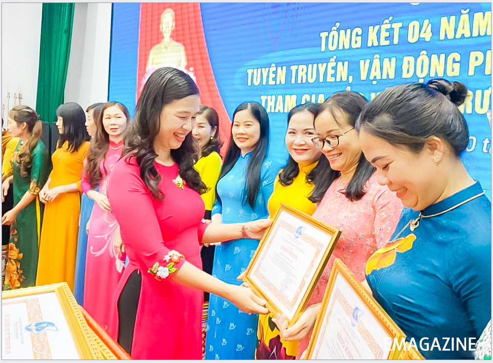 Đồng chí Nguyễn Thị Quỳnh Hoa - Chủ tịch Hội LHPN tỉnh tặng Giấy khen cho các tập thể, cá nhân tiêu biểu trong thực hiện Đề án môi trường.