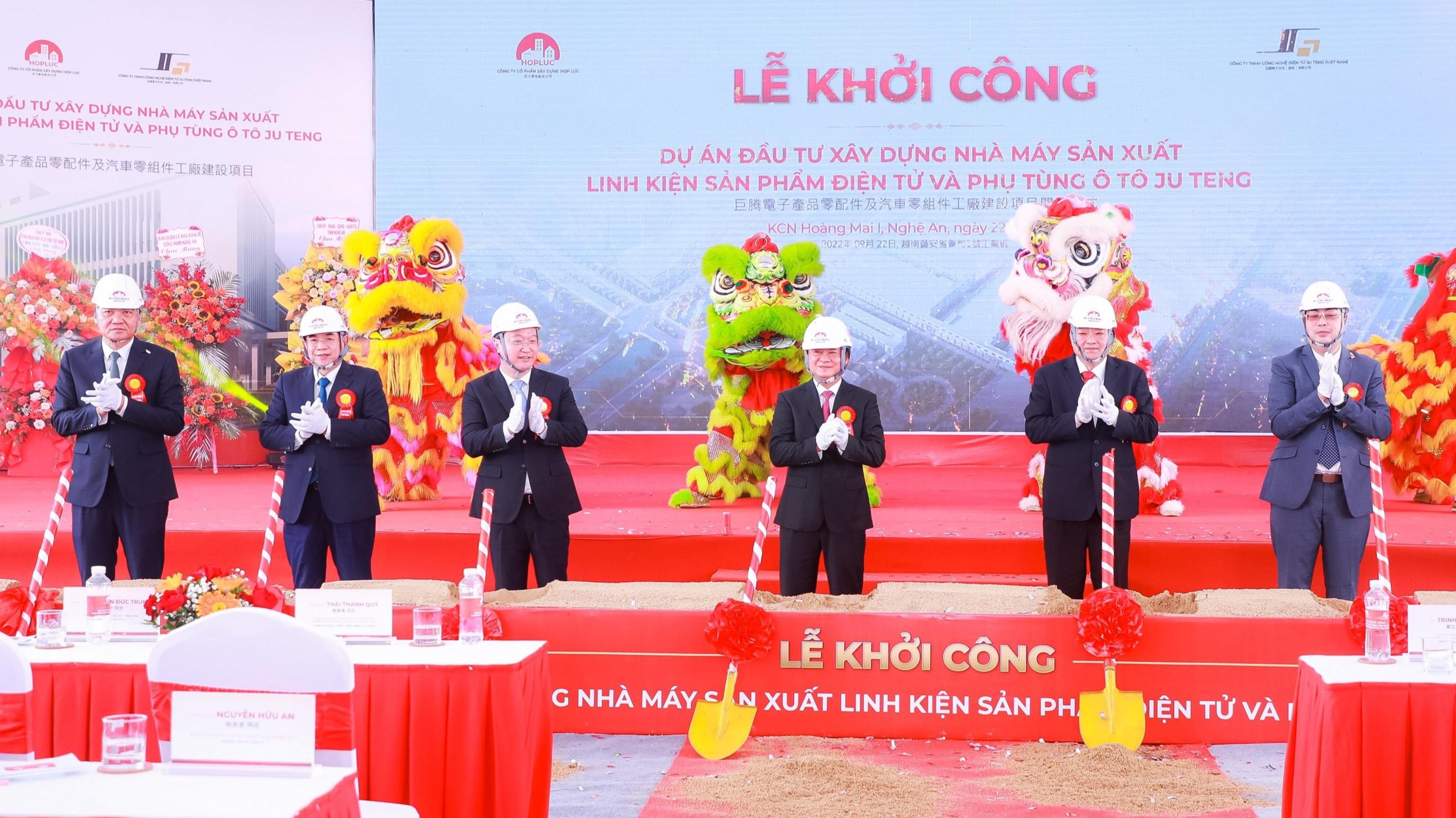 Các đồng chí lãnh đạo tỉnh Nghệ An, Tập đoàn Ju Teng và các đại biểu thực hiện nghi lễ khởi công dự án. Ảnh: Thành Duy