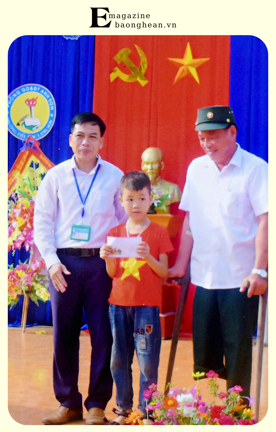 Thương binh Nguyễn Hồng Yên (phải) trao quà hỗ trợ cháu Lô Viết Anh. Ảnh: GĐCC