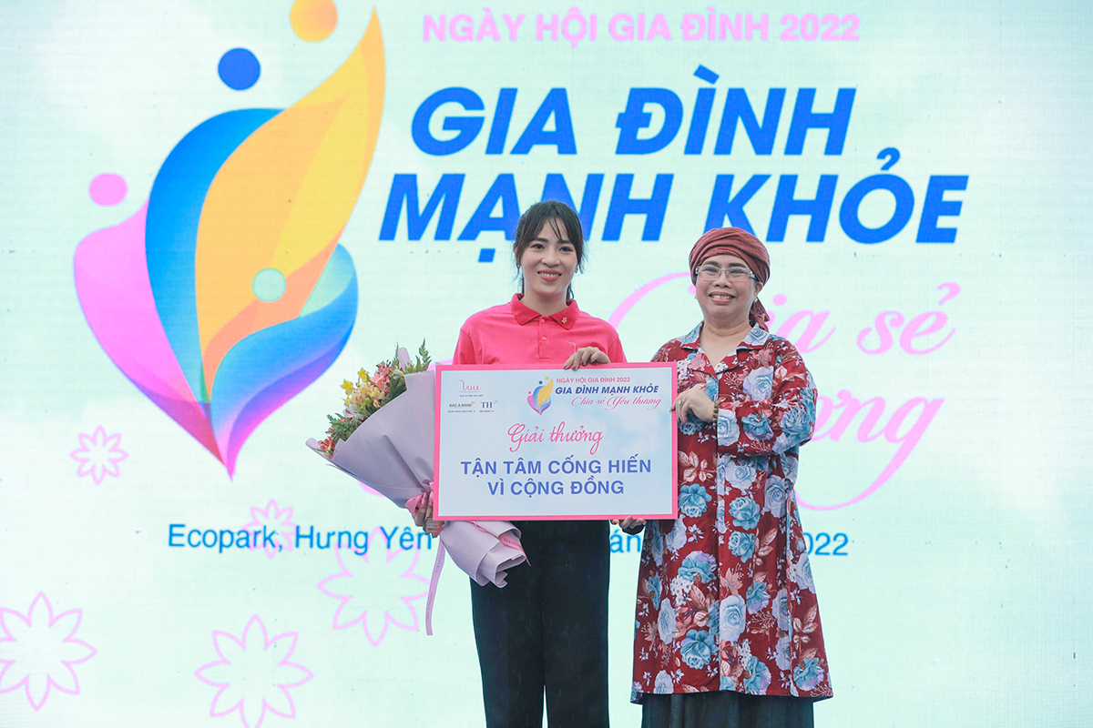 Bà Thái Hương trao giải thưởng Tận tâm cống hiến vì cộng đồng cho Quỹ Vì tầm vóc Việt.