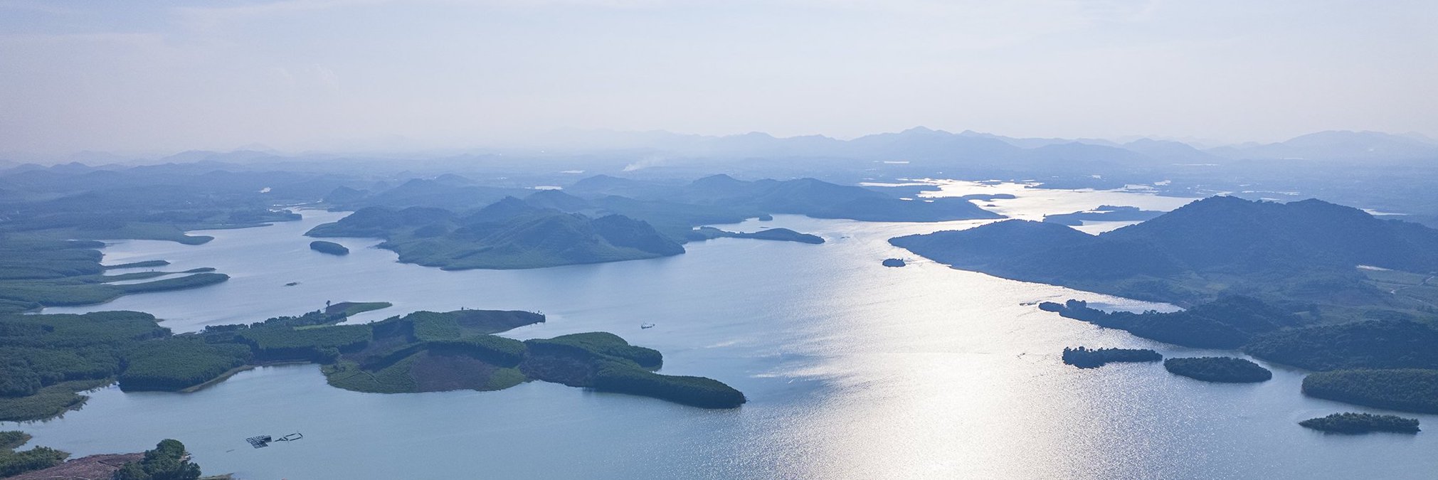 Hồ Vực Mấu nhìn từ trên cao. Ảnh: Hồ Đình Chiến