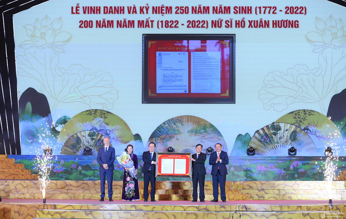Ông Christian Manhart - Trưởng Đại diện UNESCO tại Việt Nam trao Nghị quyết của UNESCO vinh danh Nữ sĩ Hồ Xuân Hương. Ảnh: Thành Cường