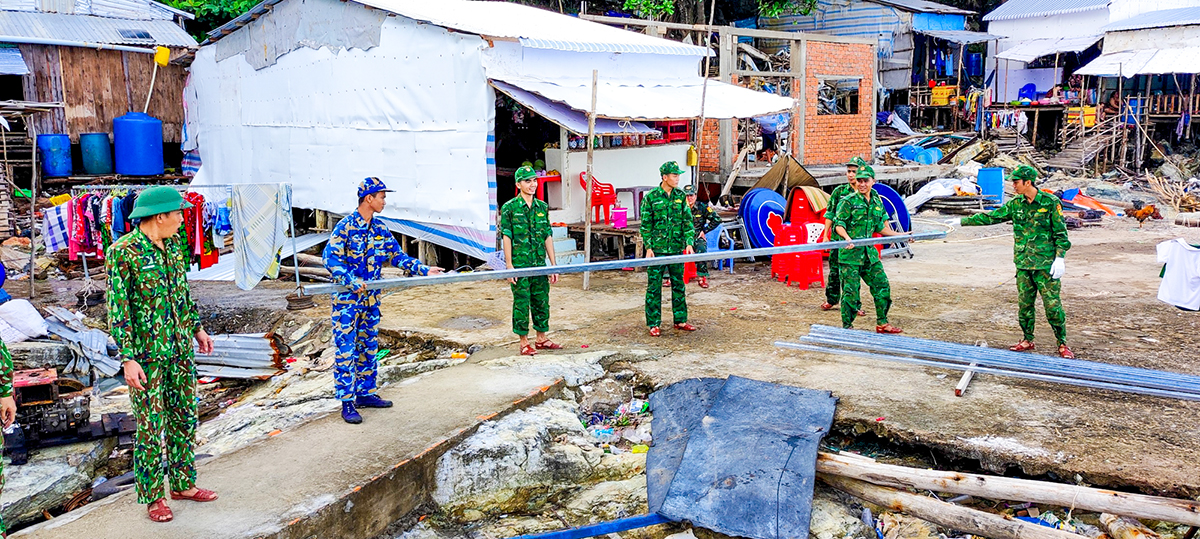 Bộ đội Biên phòng và Hải quân hỗ trợ người dân trên đảo Hòn Chuối (thuộc tỉnh Cà Mau) di chuyển nhà.