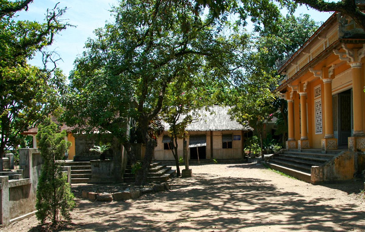 Nhà của cụ Phan Bội Châu tại Huế (ngôi nhà tranh), nhà thờ (trái) và phòng trưng bày (phải) hình ảnh, hiện vật liên quan đến Phan Bội Châu. Ảnh: Tư liệu