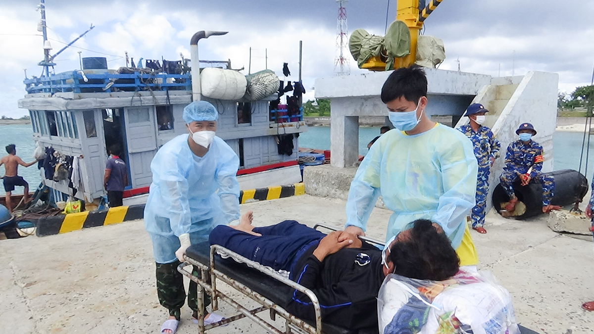 Các bác sĩ trên đảo Song Tử Tây cấp cứu ngư dân gặp nạn trên biển.