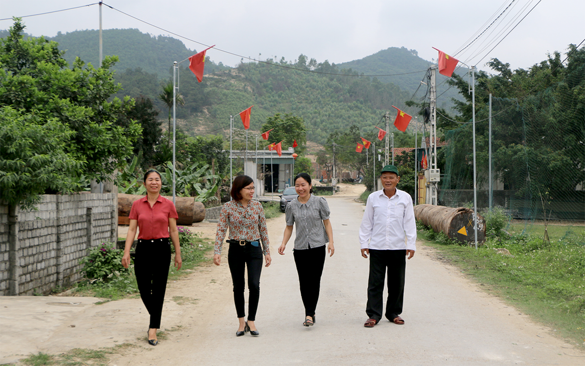 Cán bộ MTTQ xã Quỳnh Lâm và huyện Quỳnh Lưu thăm cơ sở làm tốt công tác hoà giải cơ sở và dân vận khéo. Ảnh: G.H