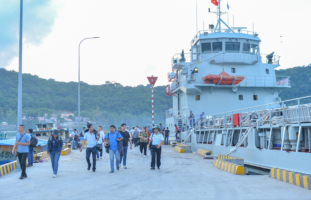 Tàu hải quân cập bến đảo Thổ Chu.
