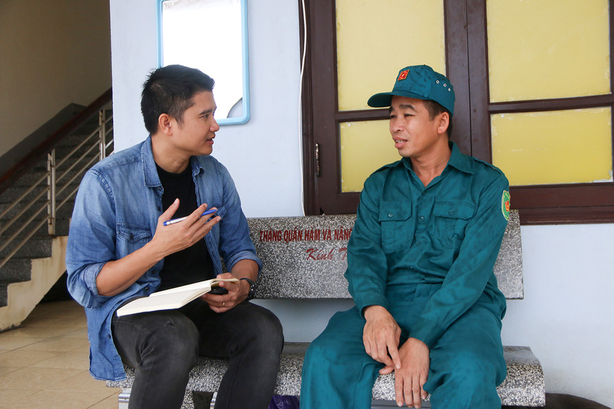 PV Báo Nghệ An trao đổi với anh Sầm Văn Lương (quê quán tại huyện Quỳ Hợp, Nghệ An) là một trong những hộ dân sinh sống trên đảo Song Tử Tây.