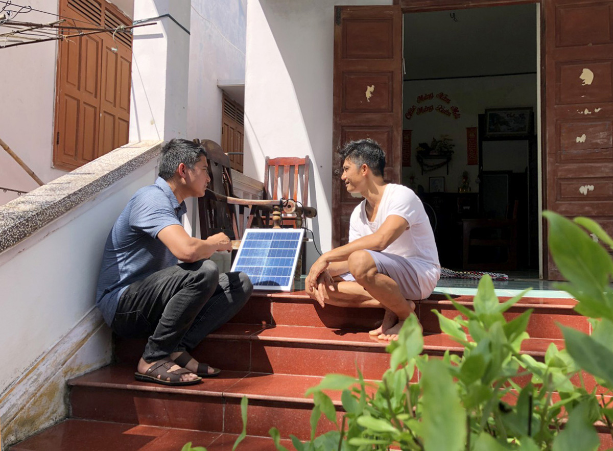 PV Báo Nghệ An trò chuyện cùng anh Doãn Thế Hiển, cư dân trên đảo Sinh Tồn.