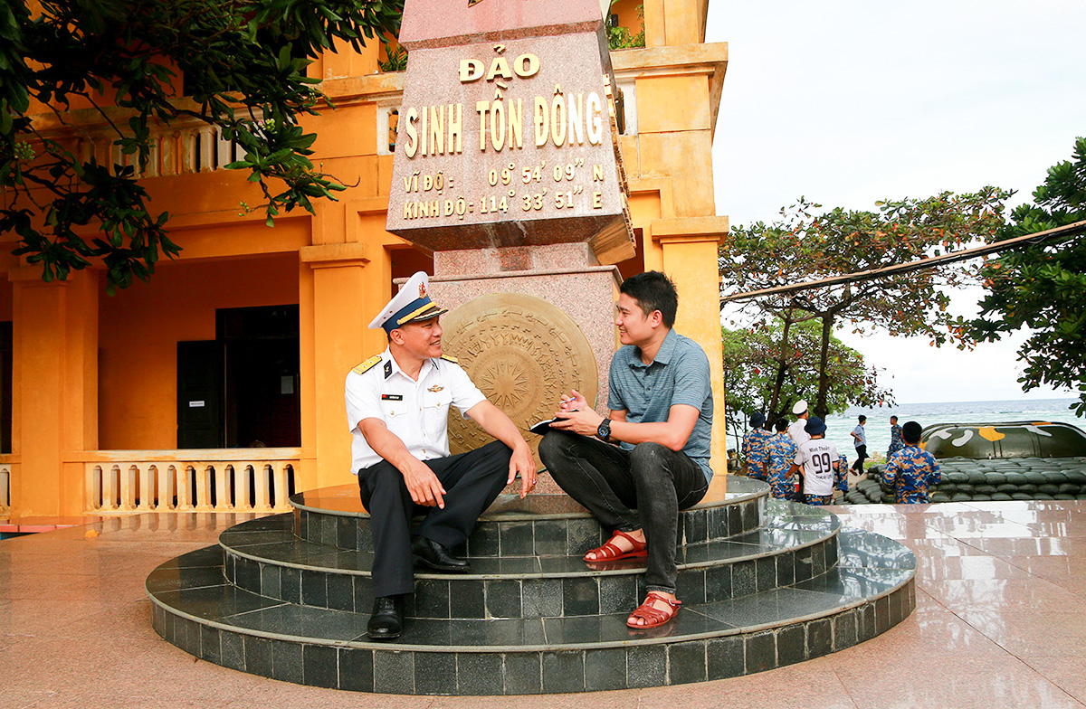 PV Báo Nghệ An trao đổi với Trung tá Nguyễn Kỳ Hợp - Chính trị viên đảo Sinh Tồn Đông.