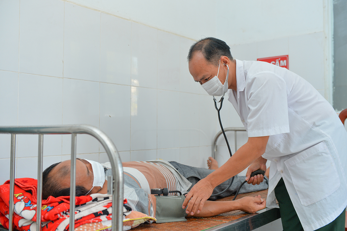 Bác sĩ quân y Nguyễn Văn Thùy khám bệnh cho người dân. 