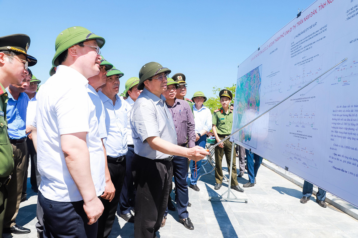 Thủ tướng Phạm Minh Chính cho ý kiến về các phương án cải tạo, mở rộng Quốc lộ 46 đoạn Vinh - Nam Đàn. Ảnh: Thành Duy