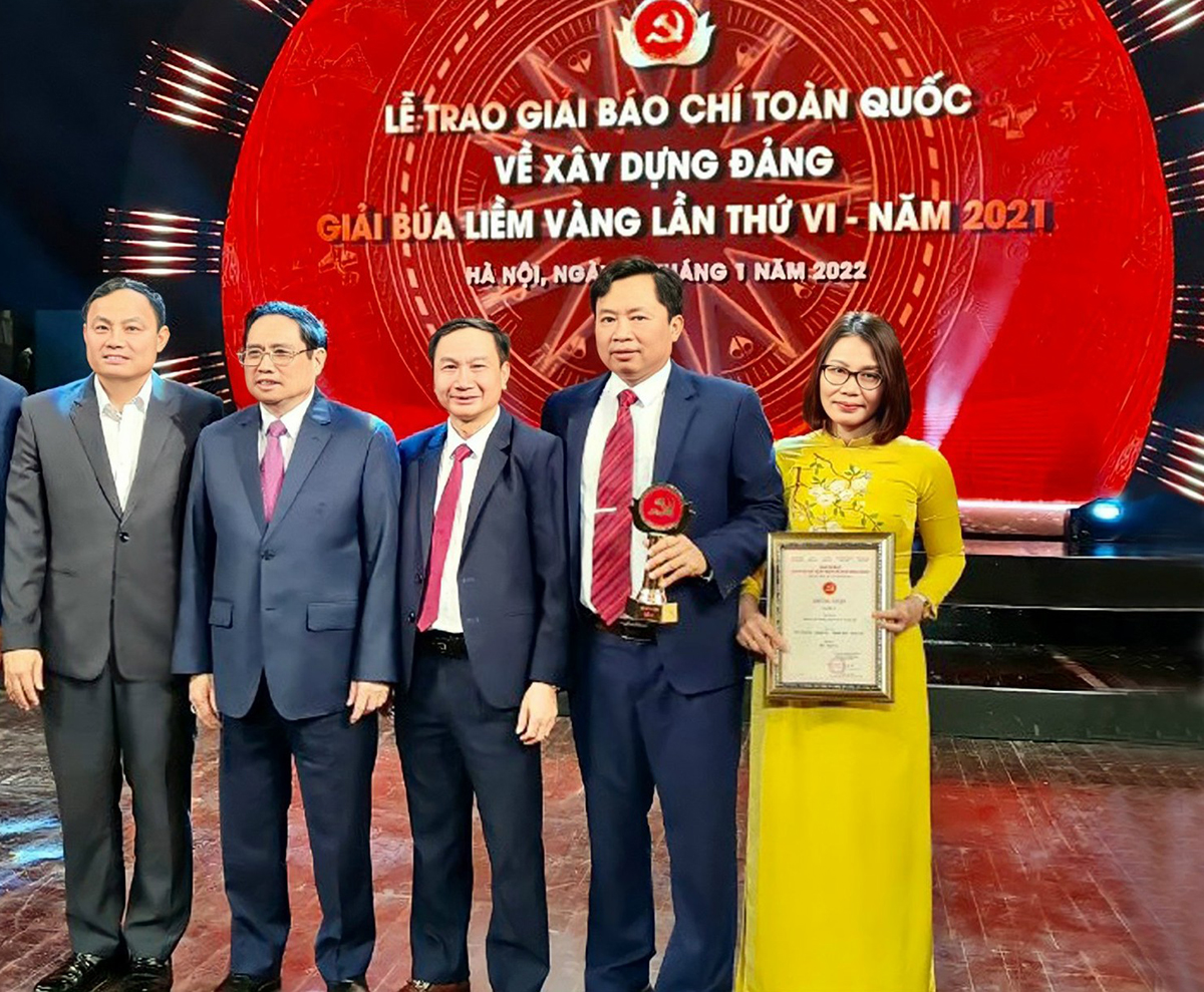 Thủ tướng Phạm Minh Chính chụp ảnh lưu niệm cùng nhóm tác giả Báo Nghệ An đoạt Giải C Búa liềm Vàng toàn quốc 2021.