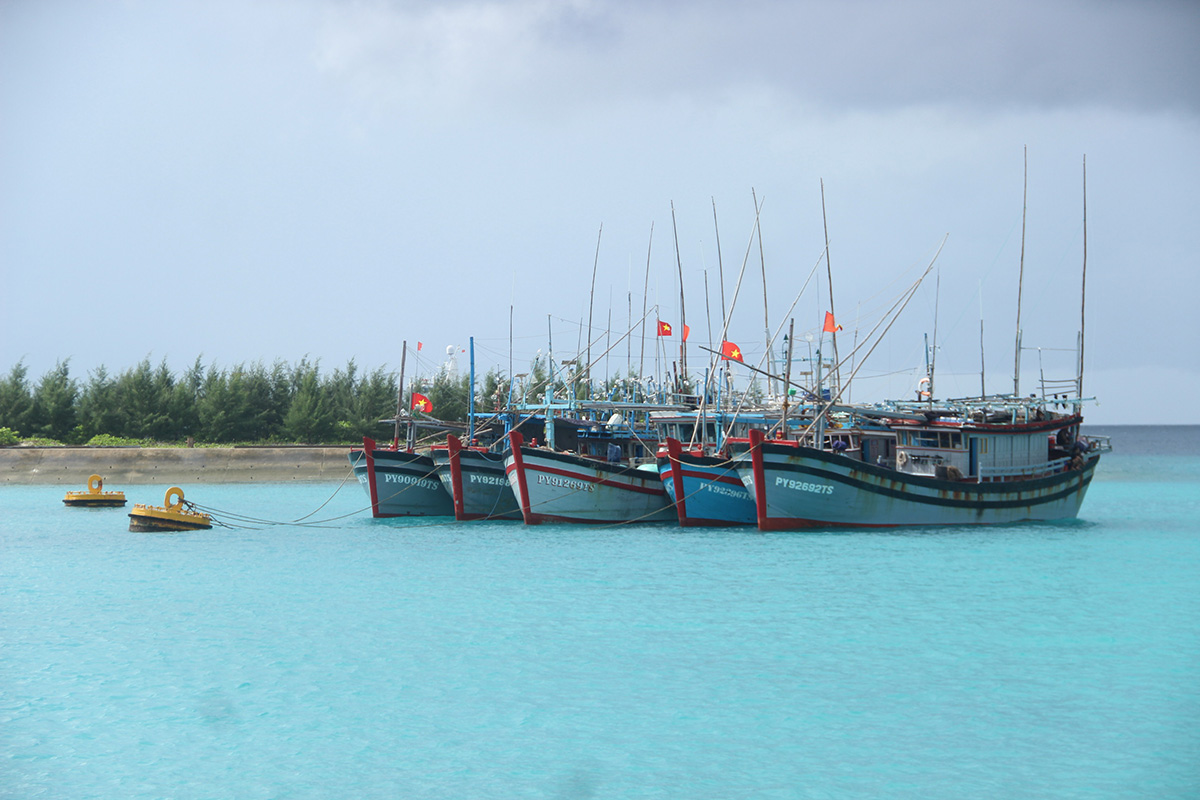 Tàu thuyền của ngư dân neo đậu tại âu tàu đảo Sinh Tồn.