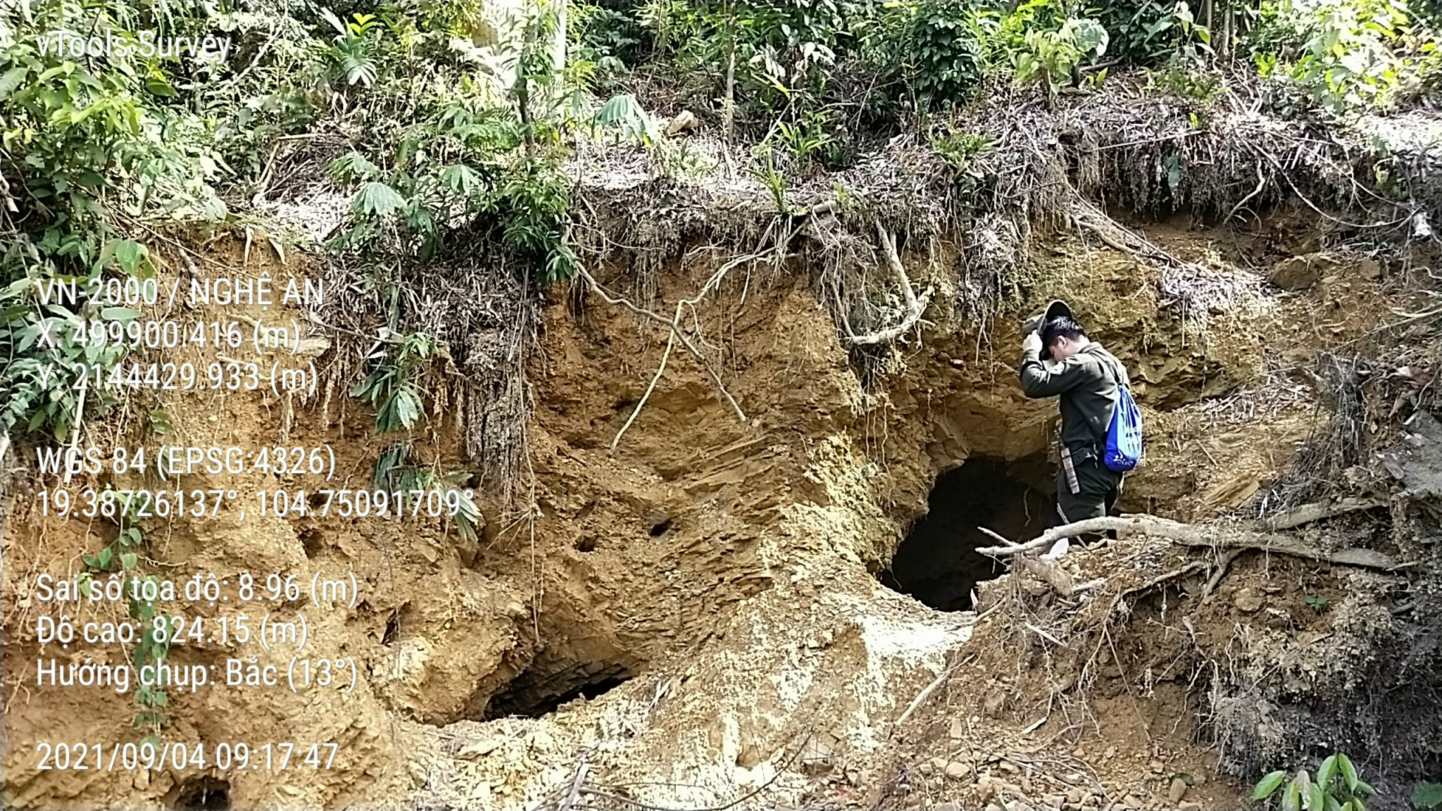 Hầm khai thác vàng trên núi Pu Phen (ảnh chụp năm 2019).