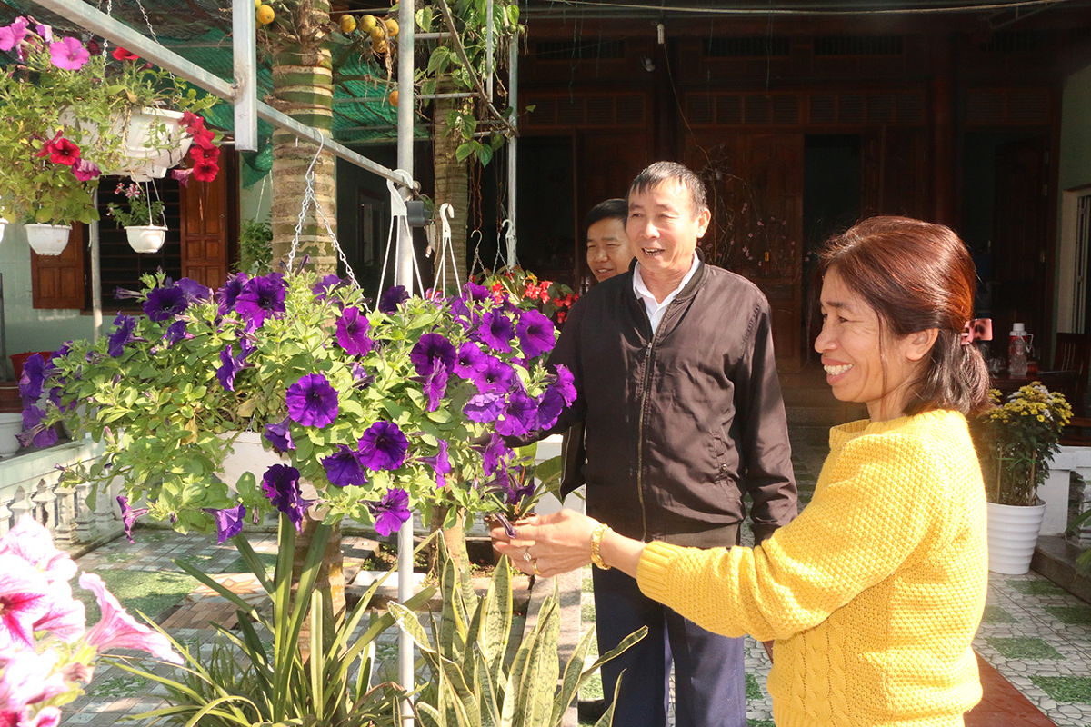 Chị Trịnh Thị Mùi - Chi hội trưởng Hội phụ nữ xóm 1 là điển hình đi đầu trong phong trào xây dựng vườn mẫu.