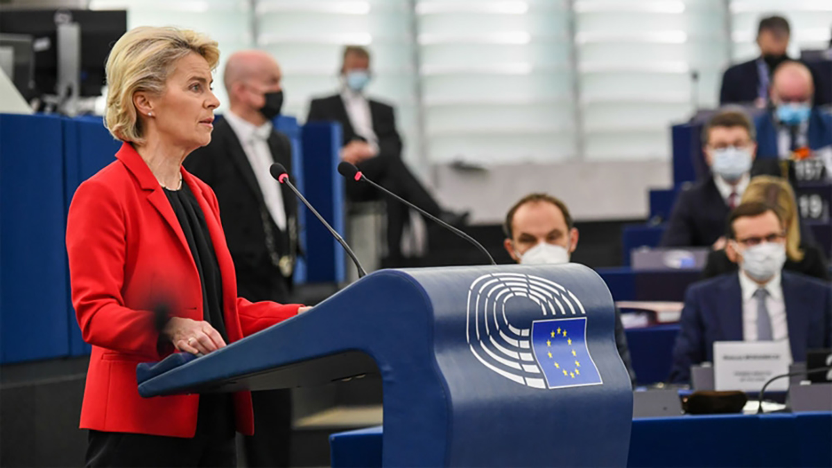 Chủ tịch Ủy ban châu Âu Ursula von der Leyen công bố đề xuất gói trừng phạt mới nhằm vào dầu mỏ của Nga, ngày 4/5/2022. Ảnh: European Parliament
