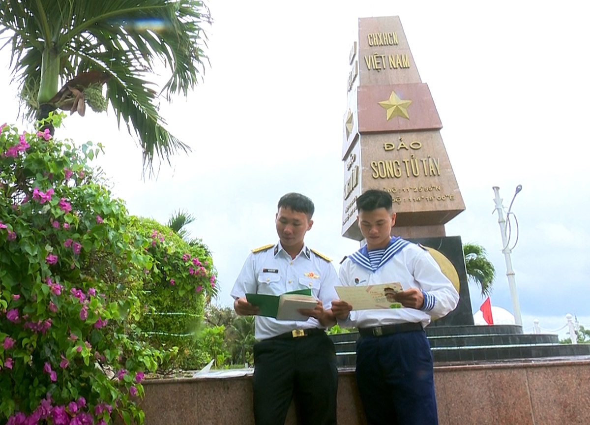 Cán bộ, chiến sĩ trên đảo Song Tử Tây đọc thư từ đất liền.