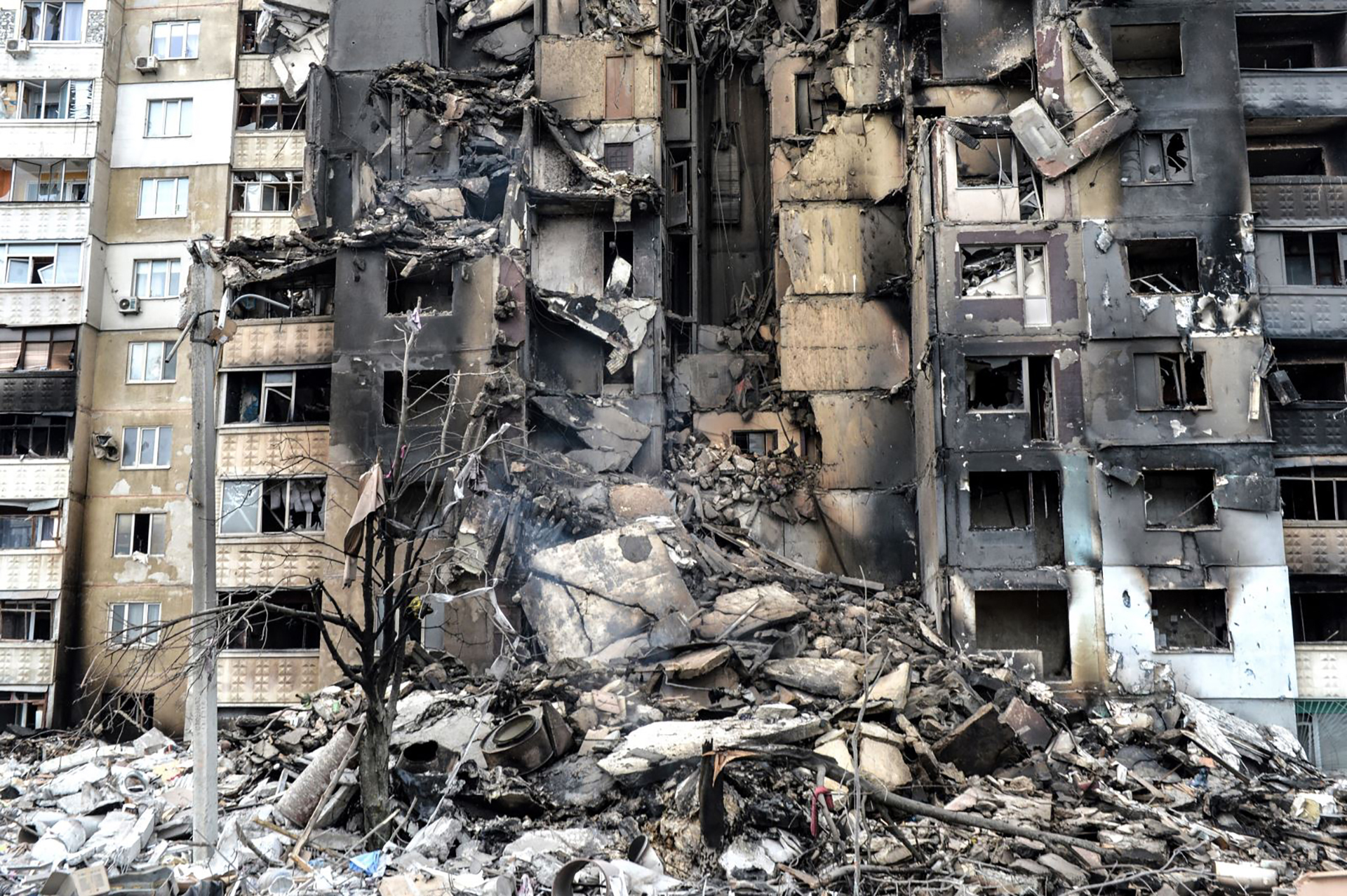 Một tòa nhà bị phá hủy sau khi trúng pháo kích trong xung đột Nga-Ukraine tại thành phố Kharkiv, ngày 8/3/2022. Ảnh: AFP/TTXVN