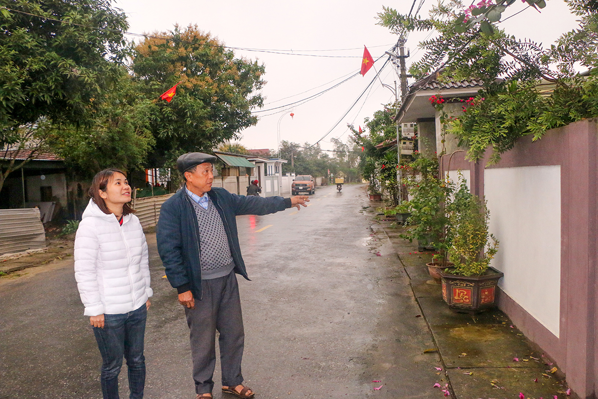 Ông Nguyễn Ngọc Thư- xóm trưởng xóm 9 xã Nghi Trung (Nghi Lộc) trao đổi về công tác tuyên truyền nhân dân hiến đất, tháo dỡ bờ rào mở rộng, nâng cấp đường giao thông liên xã. Ảnh: Khánh Ly
