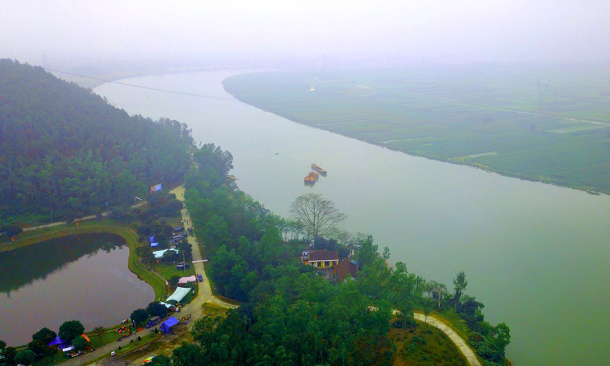 Sông Lam đoạn chảy qua quần thể đền Vua Mai. Ảnh tư liệu: Sách Nguyễn