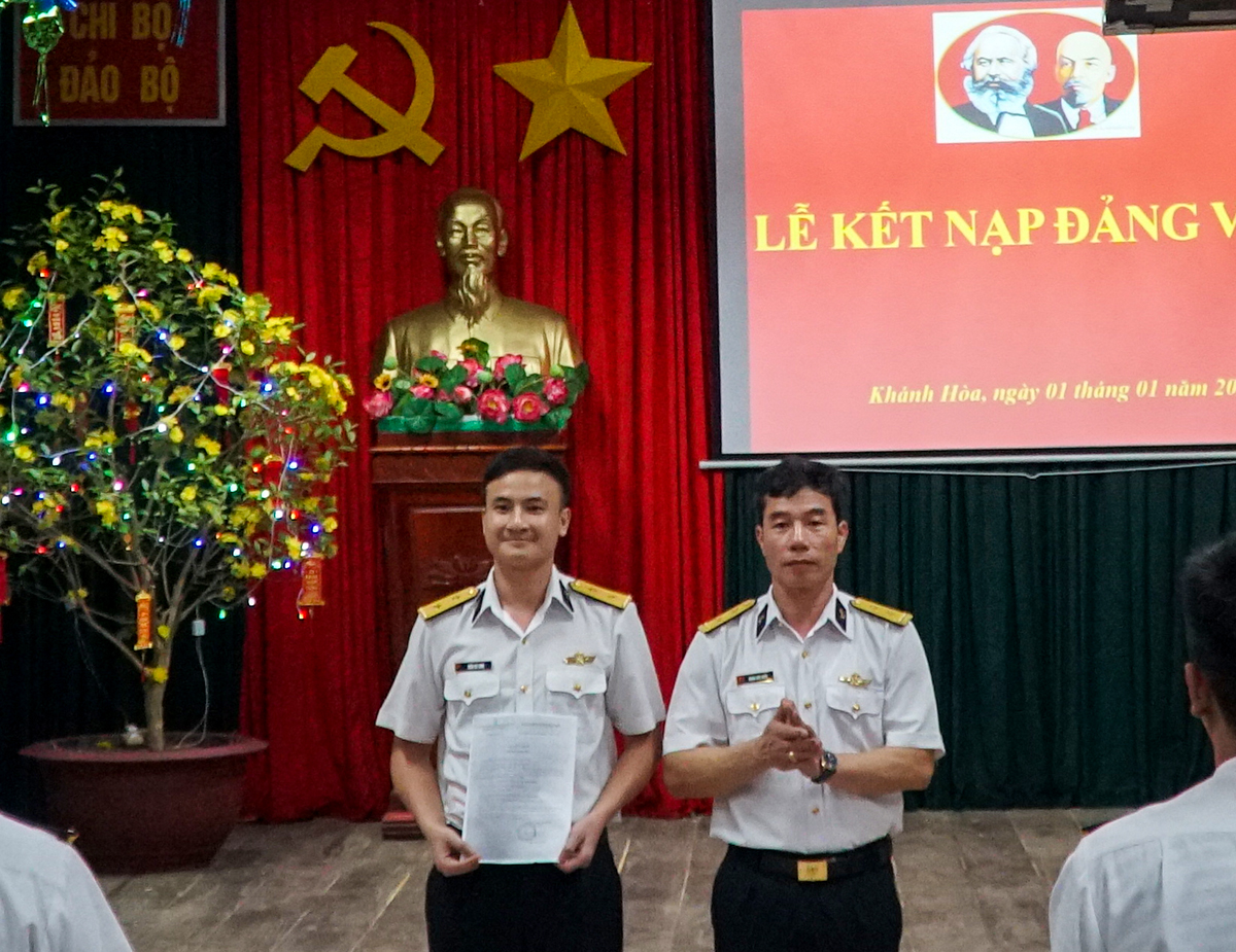 Trung úy Trần Bá Long nhận Quyết định kết nạp đảng viên.