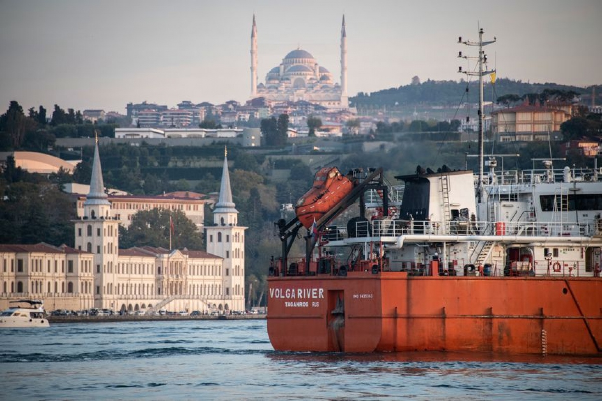 Tàu treo cờ Nga đi qua Istanbul (Thổ Nhĩ Kỳ). Ảnh: AP