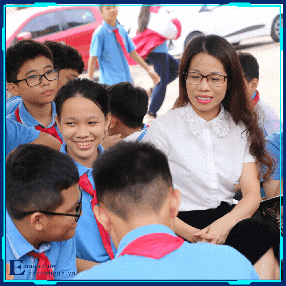 Cô giáo Dương Thắm Ngà và học sinh lớp 7 Trường THCS Đặng Thai Mai (TP. Vinh)