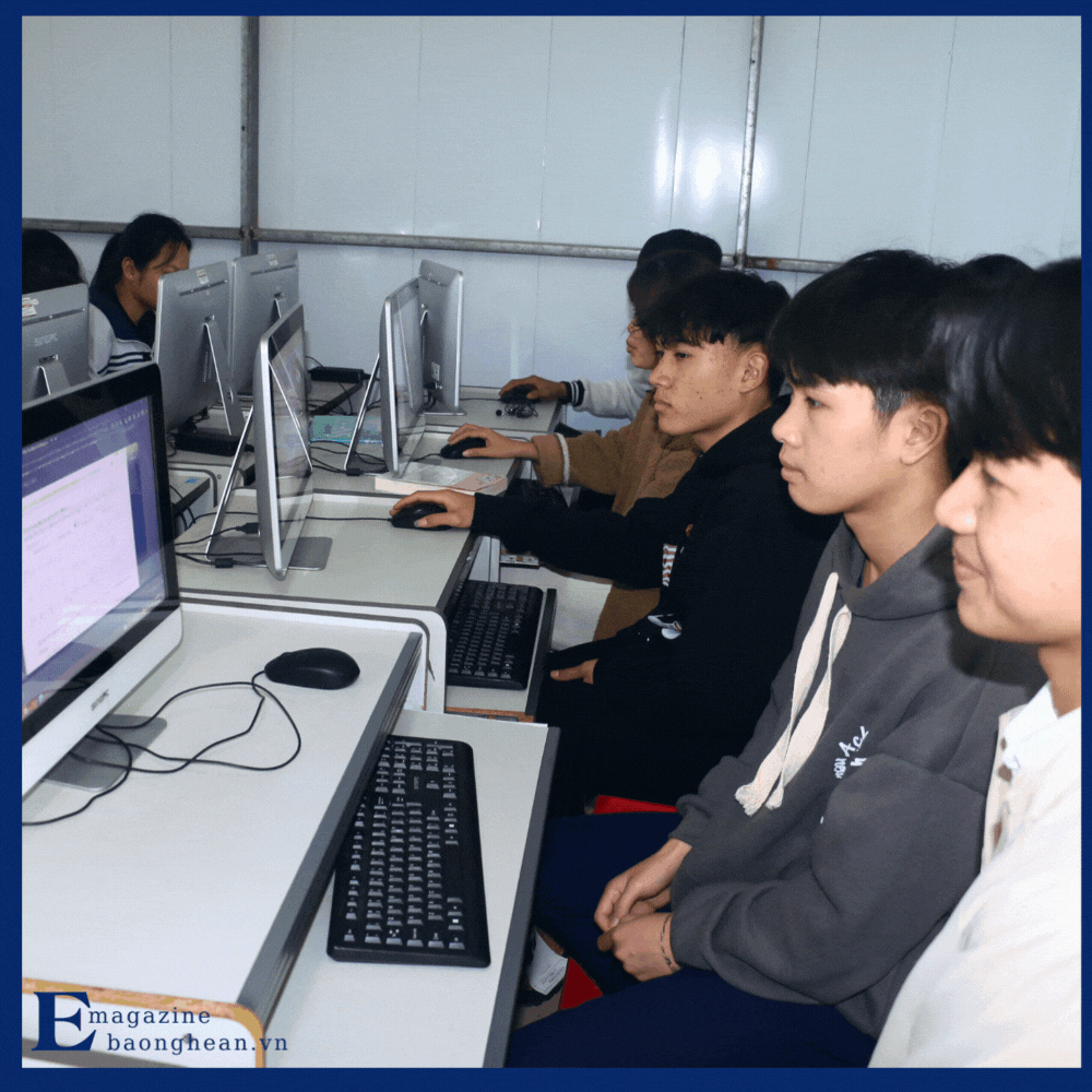 Trường PT DTNT THPT số 2 trang bị đủ máy tính để học sinh có thể thực hành và tra cứu tài liệu
