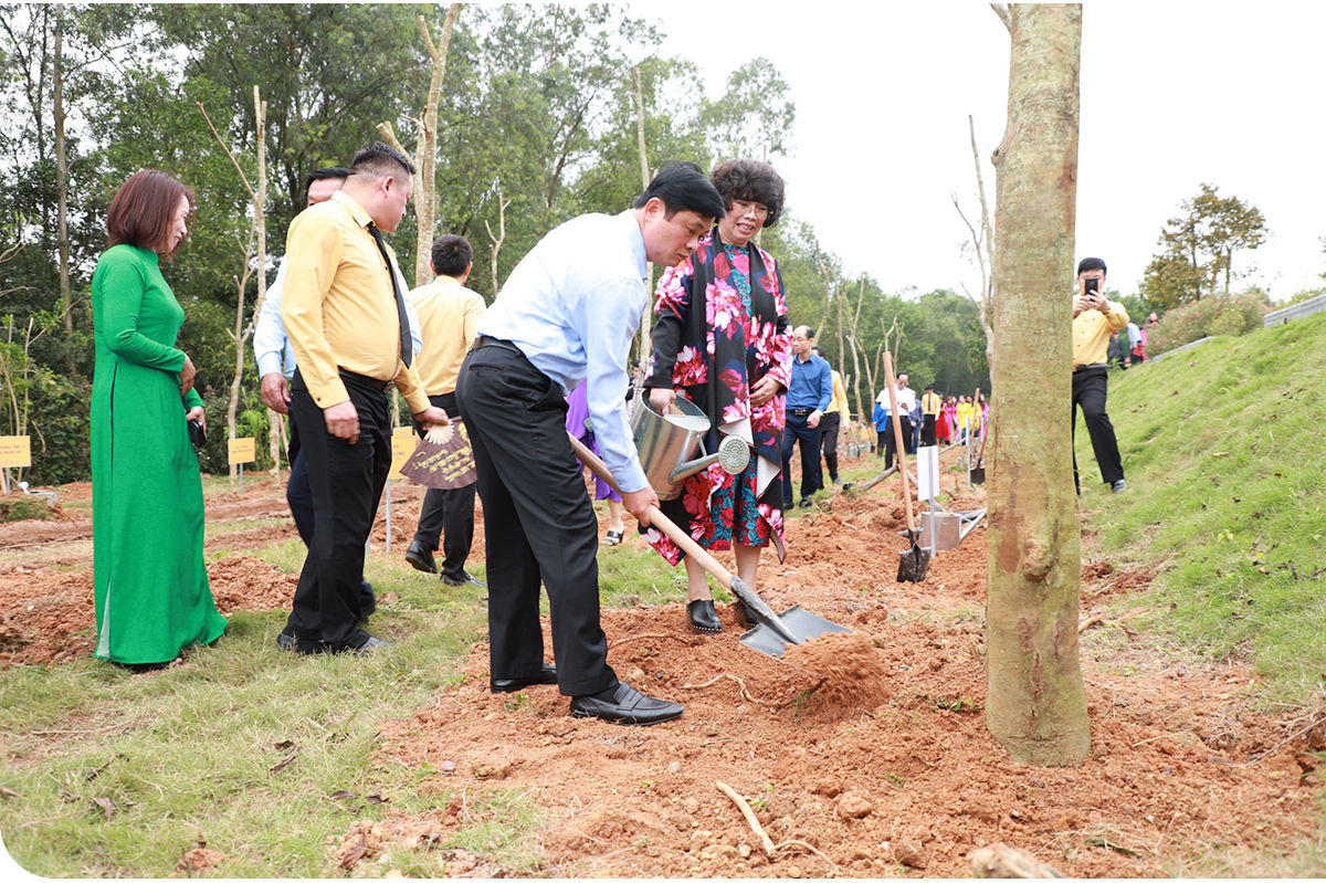 Đồng chí Bí thư Tỉnh ủy Thái Thanh Quý trồng cây trong khuôn viên Đền Chung Sơn.