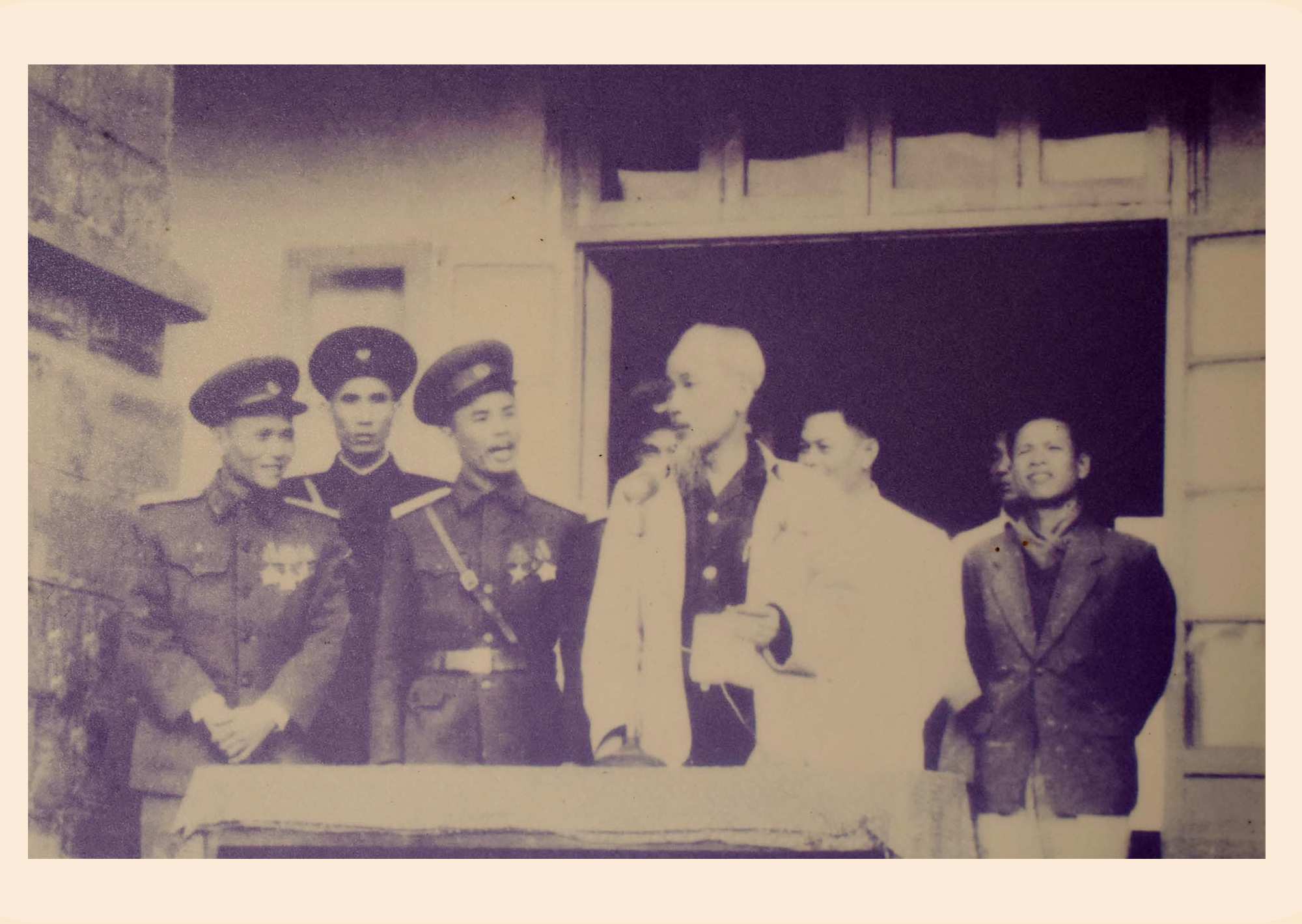 Đồng Chí Chu Huy Mân (ngoài cùng, bên trái) chụp ảnh cùng Bác Hồ lúc về thăm Nghệ An (1961). Ảnh tư liệu
